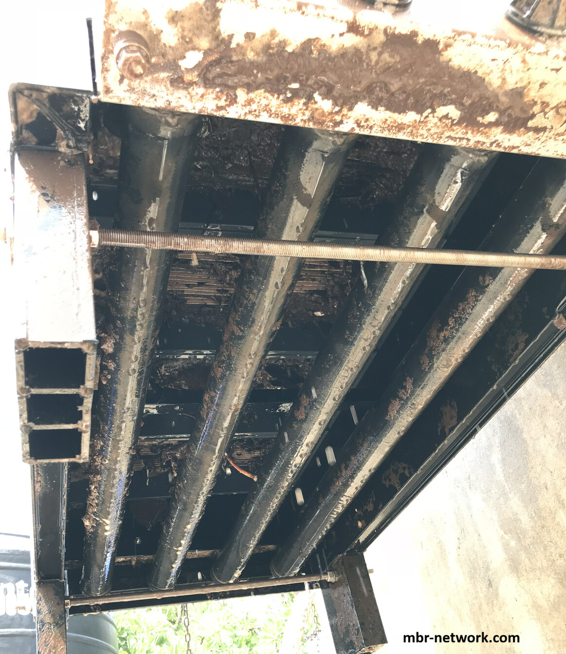 Clogging and sludge accumulation between flat-sheet membrane plates